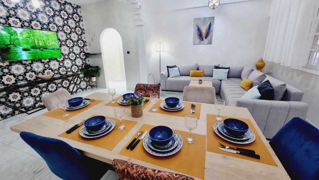 un soggiorno con tavolo e divano di Green Family House 3 Bedrooms with Garden View Casablanca a Casablanca