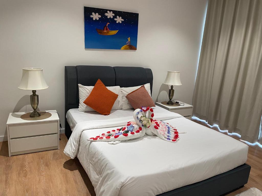 1 dormitorio con 2 camas y 2 lámparas en Quill 5 Star Residence en Kuala Lumpur
