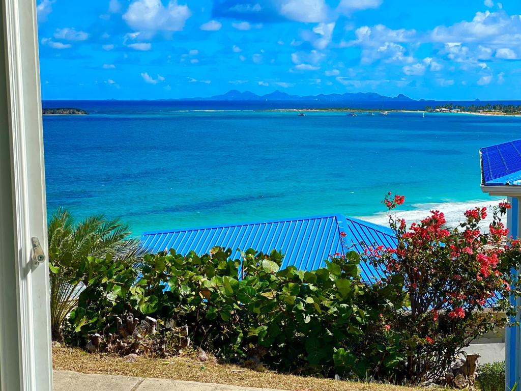 einen Balkon mit Meerblick in der Unterkunft Suite Résidence Mont Vernon in Orient Bay French St Martin