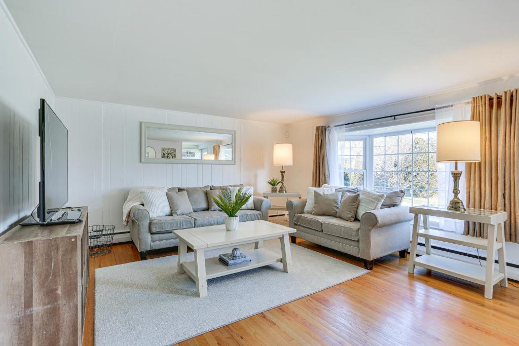 uma sala de estar com um sofá e uma televisão em New Windsor Vacation Rental with Private Yard em New Windsor