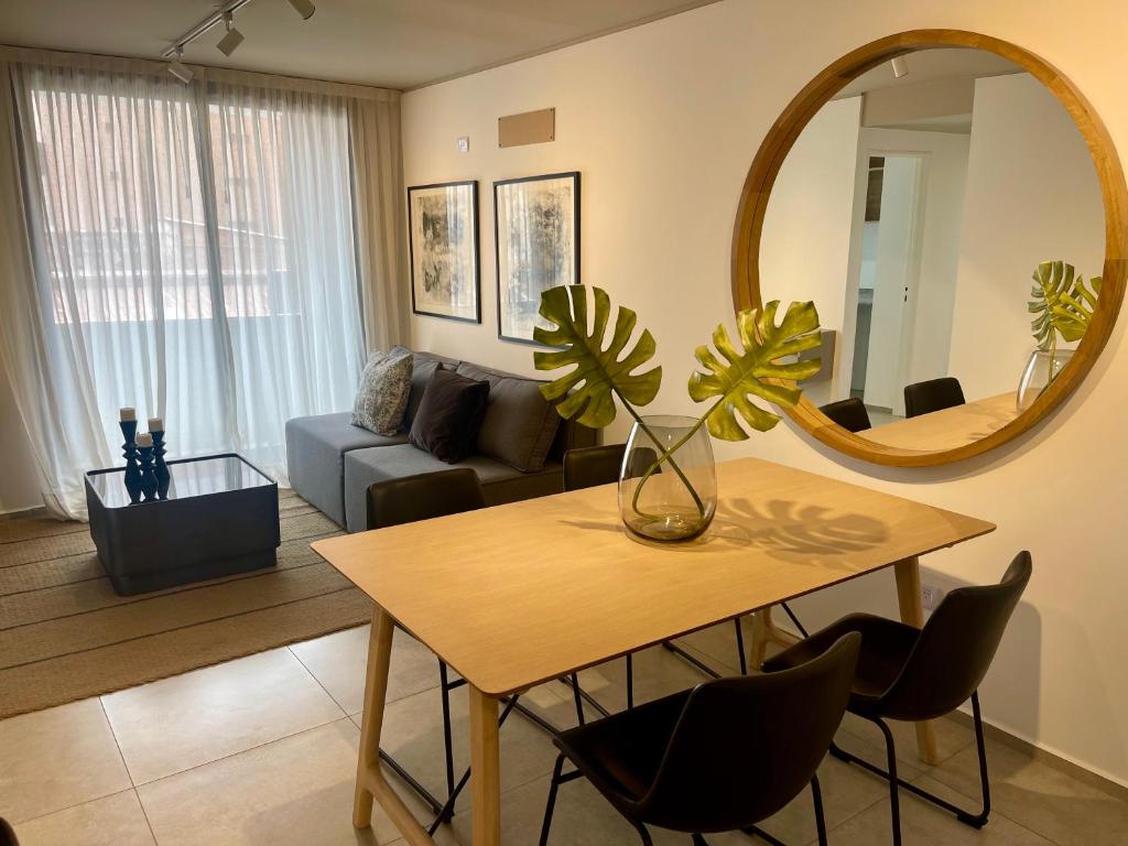 sala de estar con mesa y espejo en Rent a Flat Nueva Cordoba en Córdoba