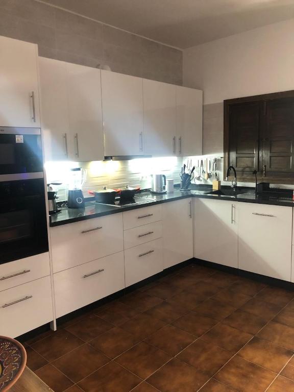 Kuchyňa alebo kuchynka v ubytovaní Villa del Sol