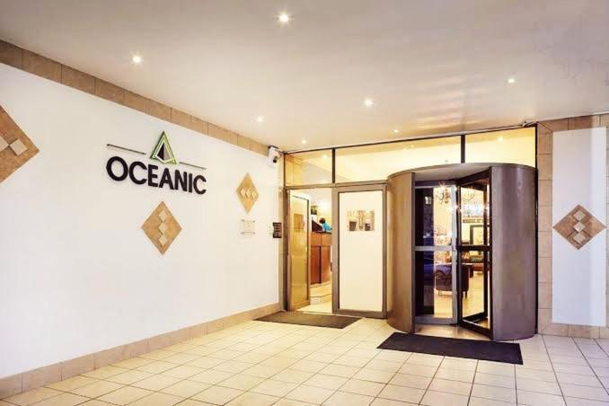Et logo, certifikat, skilt eller en pris der bliver vist frem på Exclusive Stays @ Rea's Oceanic Hotels