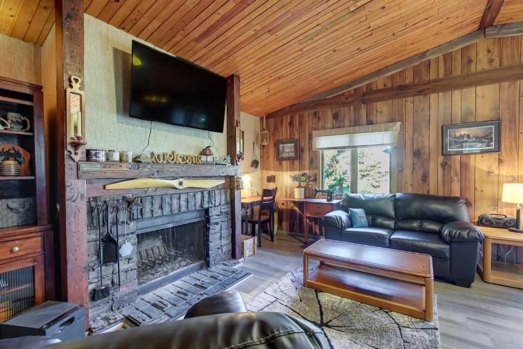 A seating area at Cozy Markesan Cabin about 2 Mi to Green Lake Access!