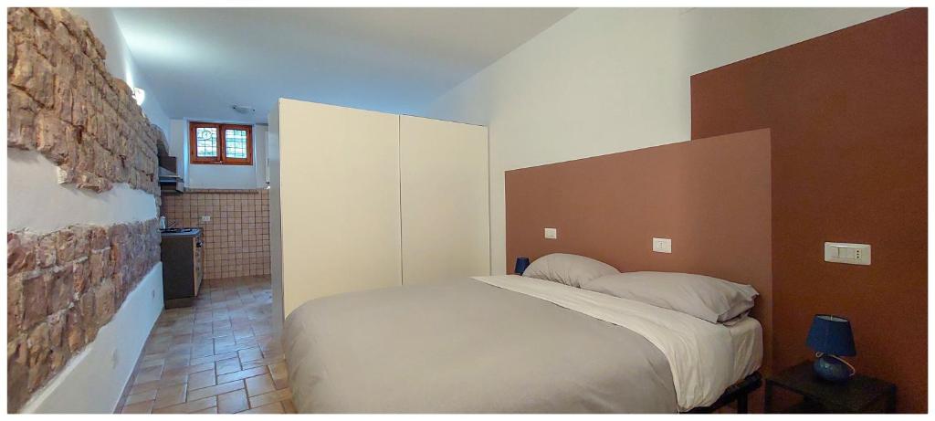 - une chambre avec un grand lit et une salle de bains dans l'établissement Da Bruschi Appartamento Assisi, à Assise
