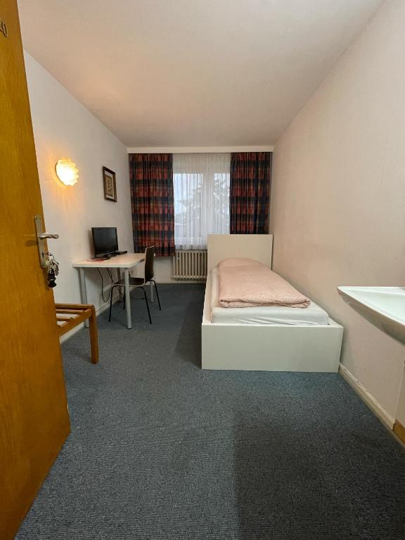 Haven Hotels - Hotel Am Stadion - Single Room With Shared Bathroom