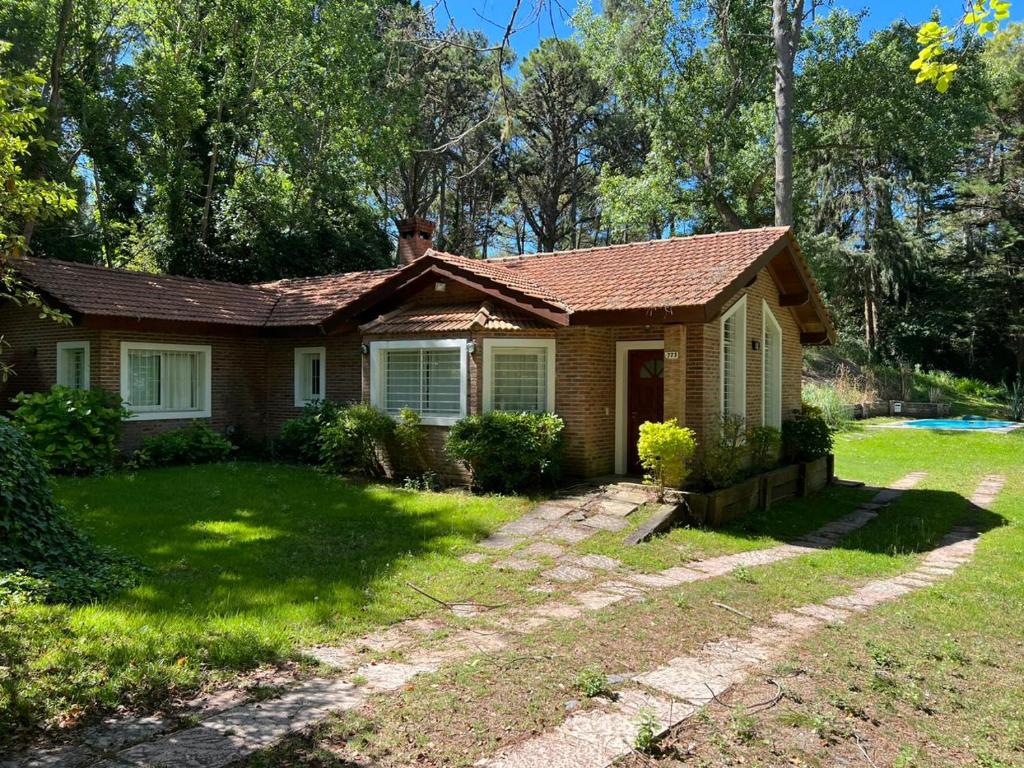 a small house with a yard at ESPINILLO 773 a 80 mts DEL GOLF CARILO in Ostende