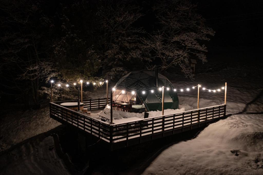 a dock with lights in the snow at night at BUNNY GLAMP in Korbielów