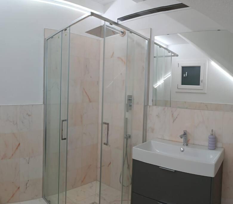 een badkamer met een glazen douche en een wastafel bij skuderia bologna in Bologna