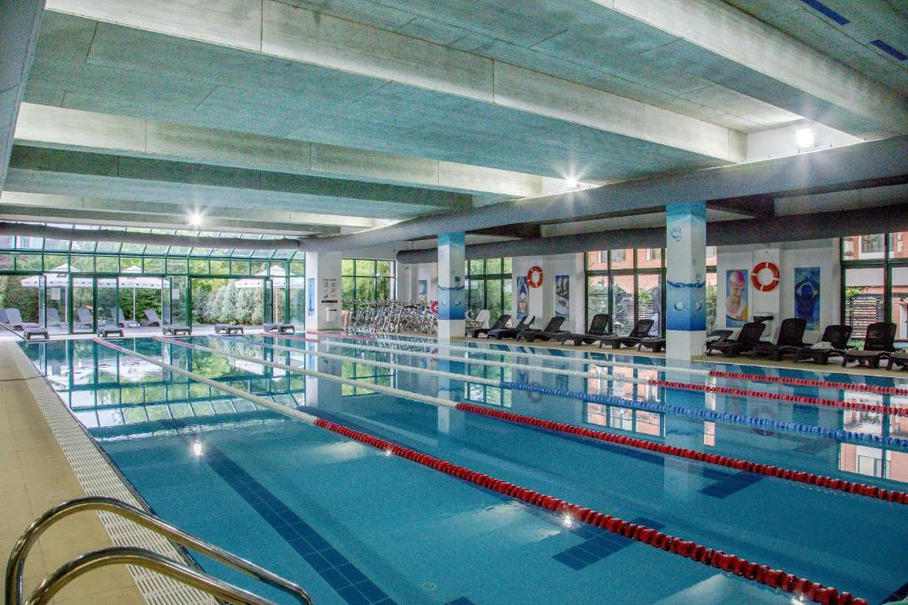 una gran piscina en un gran edificio en Caro Hotel, en Bucarest