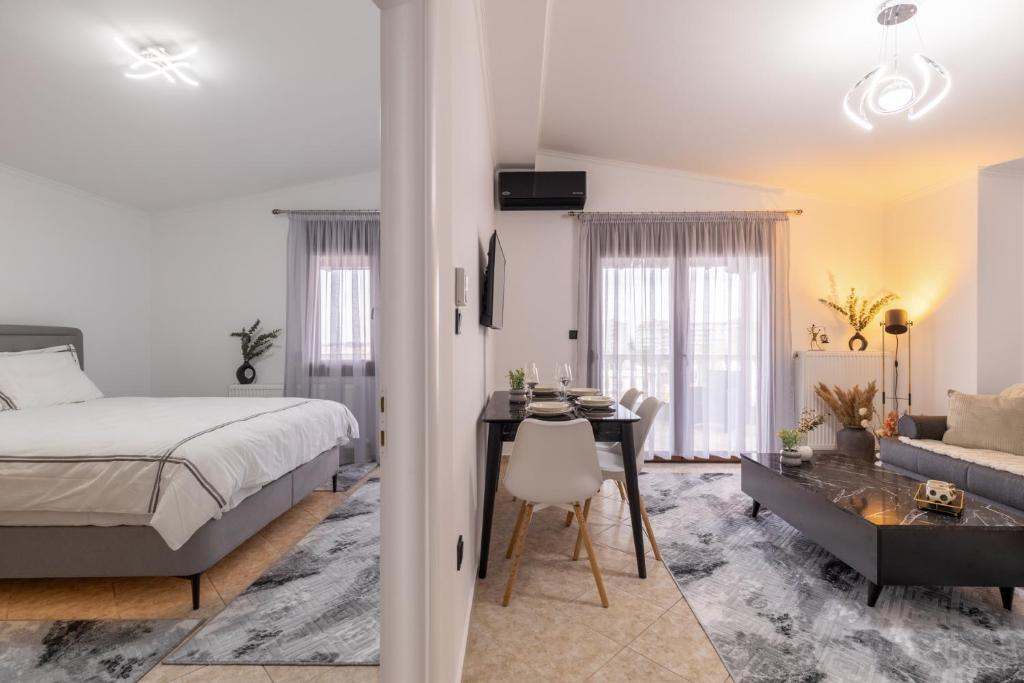 1 dormitorio con cama, escritorio y sofá en Luxury Central Apartment 2, en Xanthi