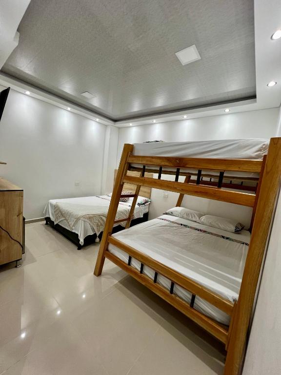 Postel nebo postele na pokoji v ubytování HOTEL TORRE DELUXE ¨SANTORINI¨