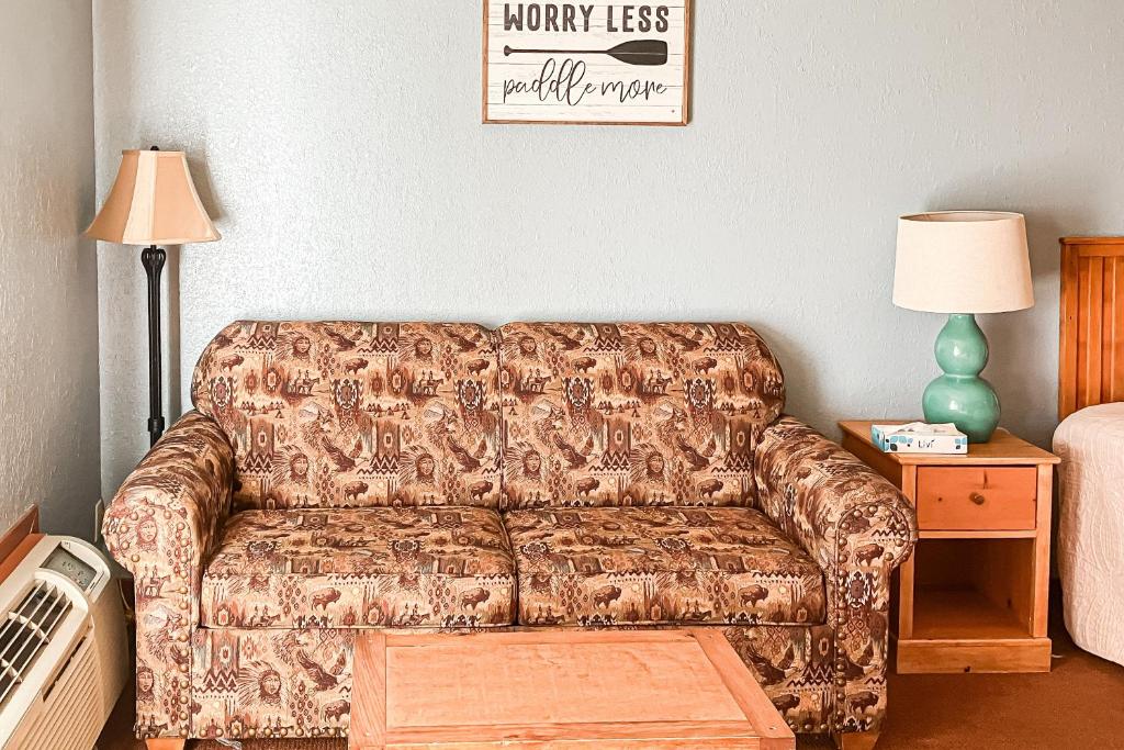 ein Sofa im Wohnzimmer mit einem Tisch in der Unterkunft Chula Vista Condo Villa 7213 in Wisconsin Dells