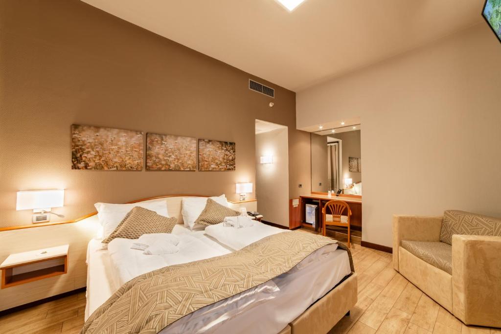 Łóżko lub łóżka w pokoju w obiekcie Hotel all'Orso