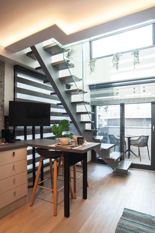 TV a/nebo společenská místnost v ubytování SIGMA Suites Hotel