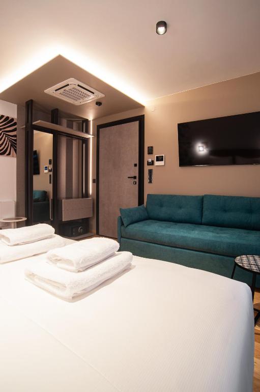 Postel nebo postele na pokoji v ubytování SIGMA Suites Hotel