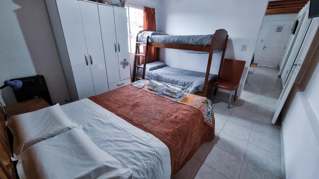 1 dormitorio pequeño con 1 cama y 1 silla en DEPARTAMENTO Matrimonial Glaciar Martial en Ushuaia