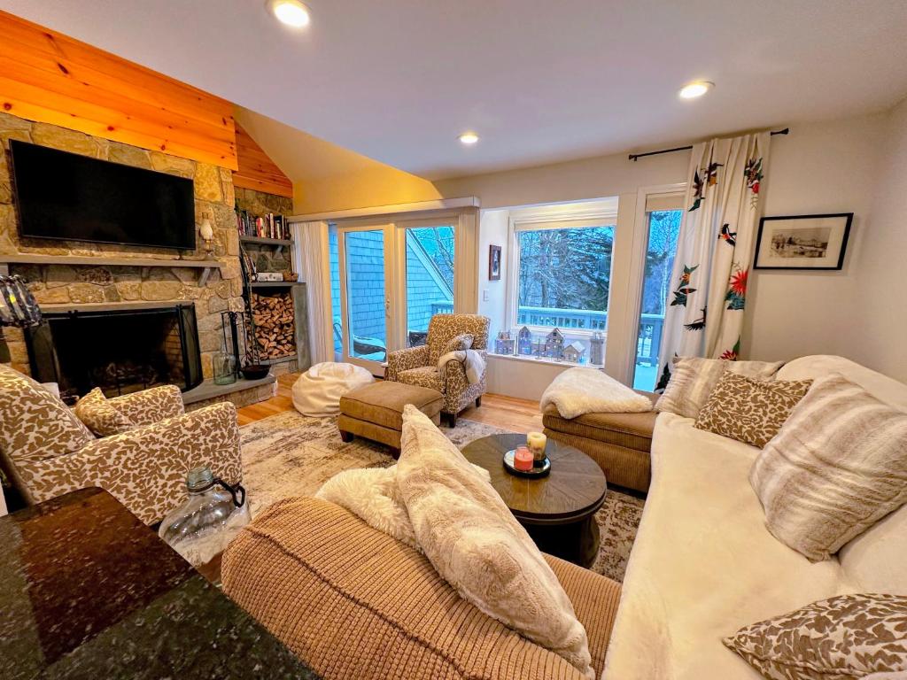 a living room with a couch and a fireplace at R20 luxury ski-in/out townhome in Bretton Woods next to beginner ski trail! in Bretton Woods