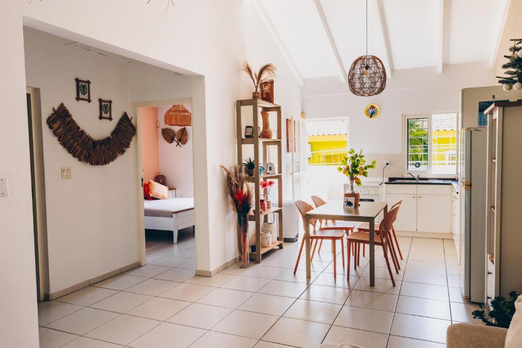 een keuken en eetkamer met een tafel en stoelen bij Paradiso Chikitu Little Paradise in Willemstad