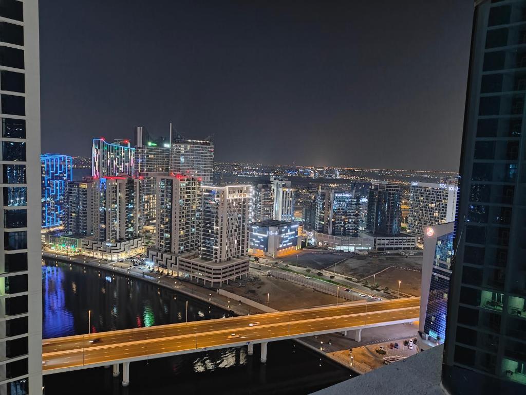 Una vista del horizonte de una ciudad por la noche en LeModCasa - Luxury smart Studio with Canal View Business Bay, en Dubái