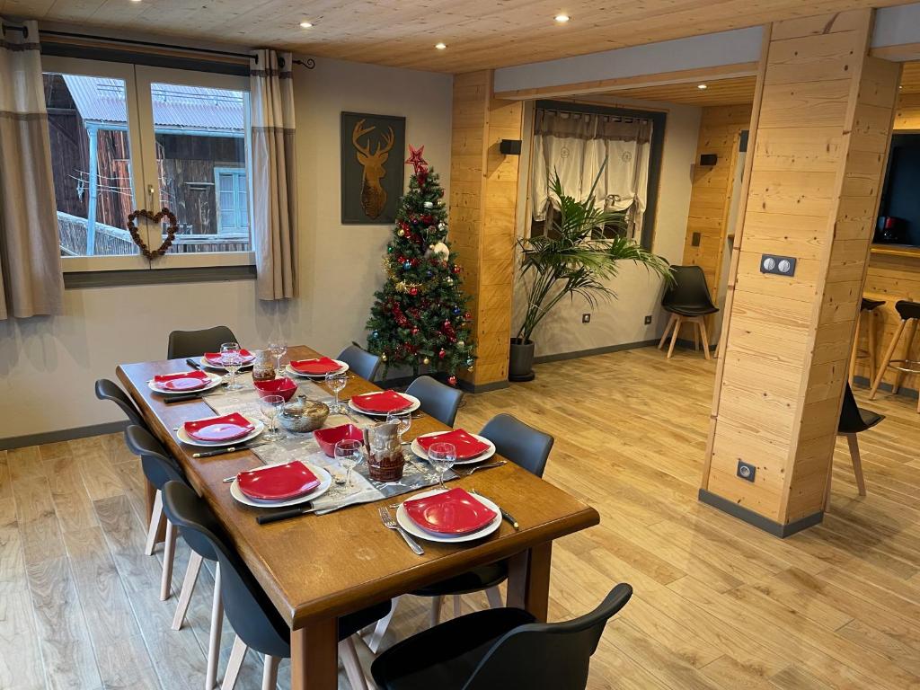 拉夏貝迪安邦達斯的住宿－Chalet les 4 saisons，一间设有桌子和圣诞树的用餐室