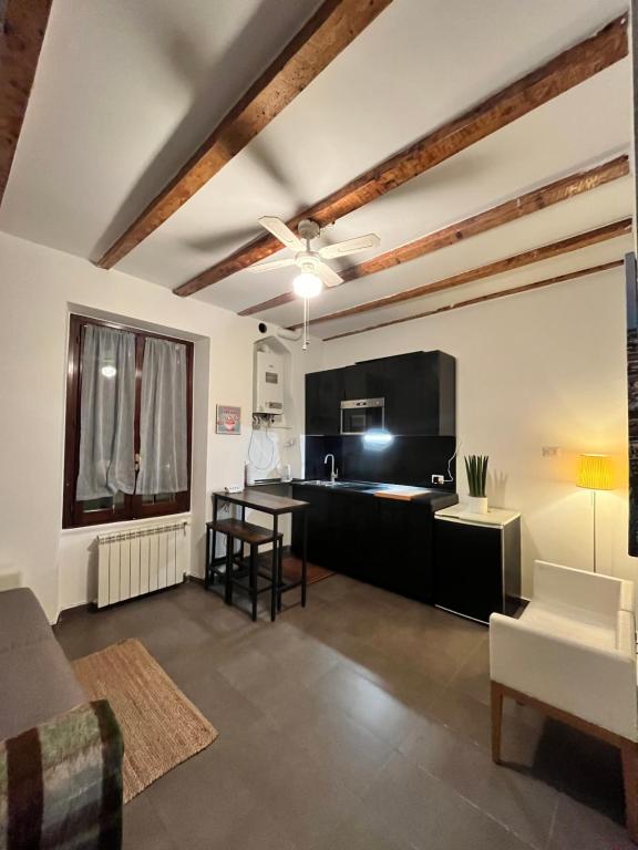 米蘭的住宿－Lovely Monolocale，客厅配有吊扇和桌子