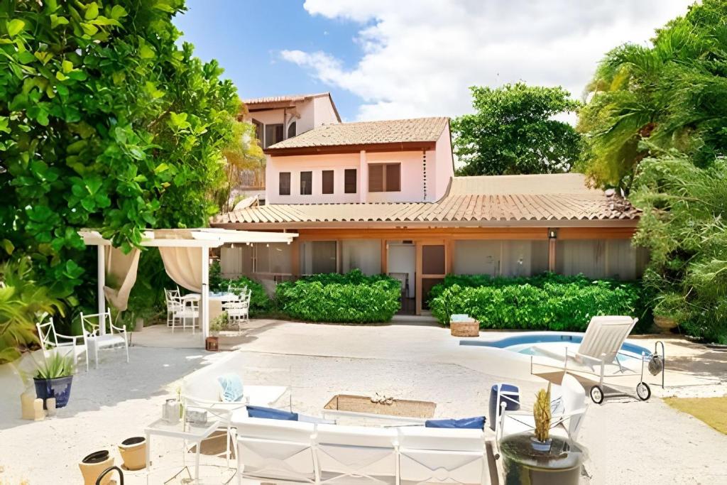 CajuilesにあるGolf Villa en Casa de Campoのパティオ(椅子付)、プールが備わる家です。