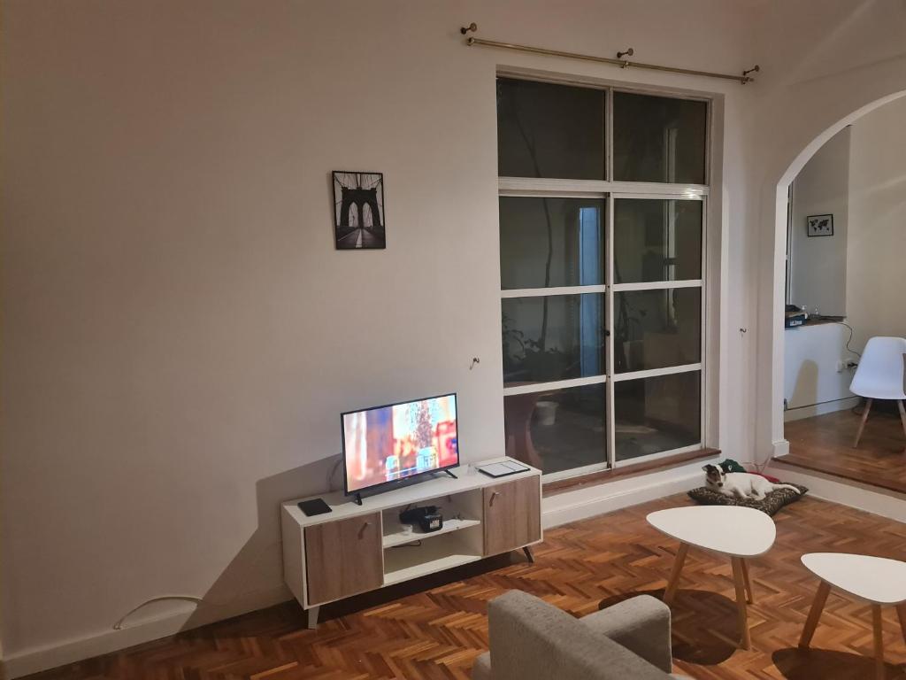 uma sala de estar com uma televisão de ecrã plano num armário em Departamento Alto Palermo em Buenos Aires