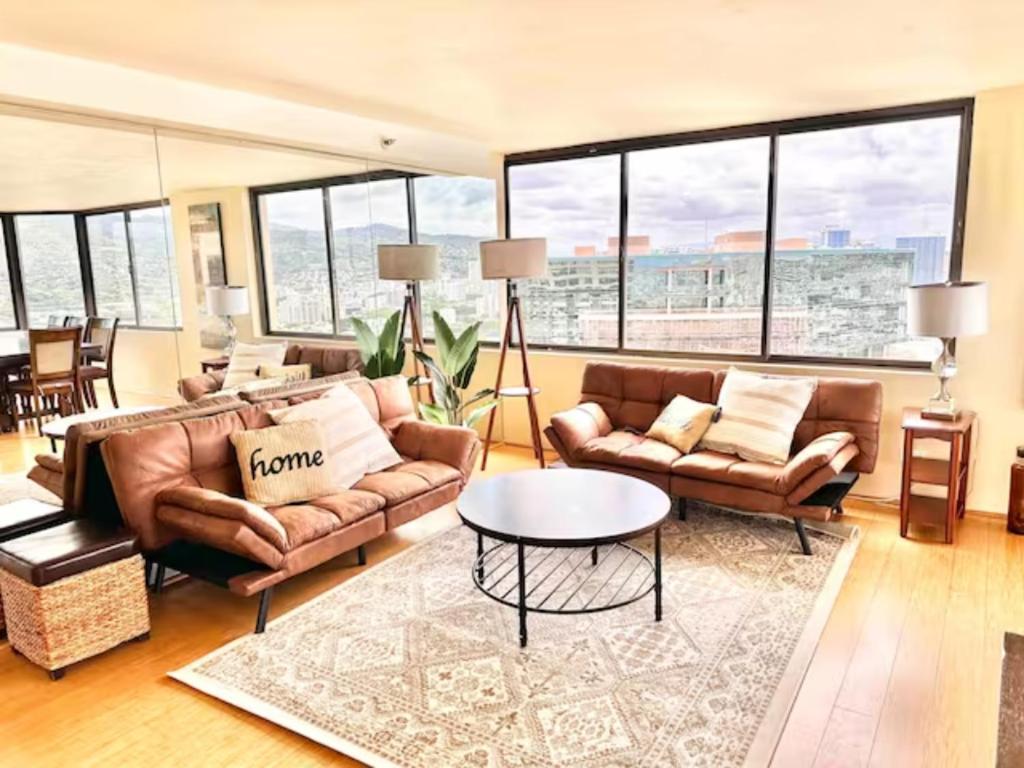 Posezení v ubytování Penthouse Waikiki Panorama Ocean/Mountain Views