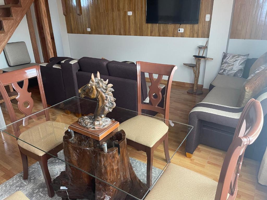 - un salon avec un canapé et une table en verre dans l'établissement Miniduplex, à Villa Rica