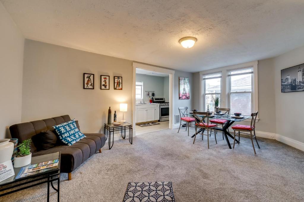 ein Wohnzimmer mit einem Sofa und einem Tisch in der Unterkunft Convenient Pittsburgh Apartment 5 Mi to Downtown! in Pittsburgh