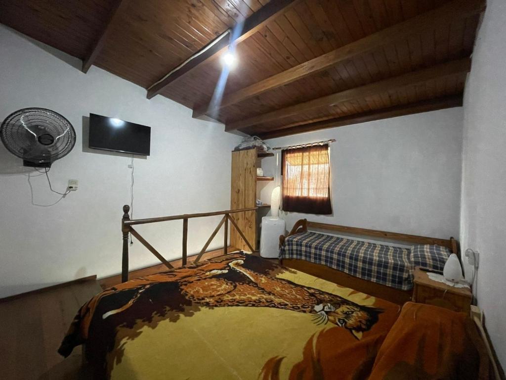 - une chambre avec un lit et un ventilateur mural dans l'établissement Keila's Apartment, à Concordia
