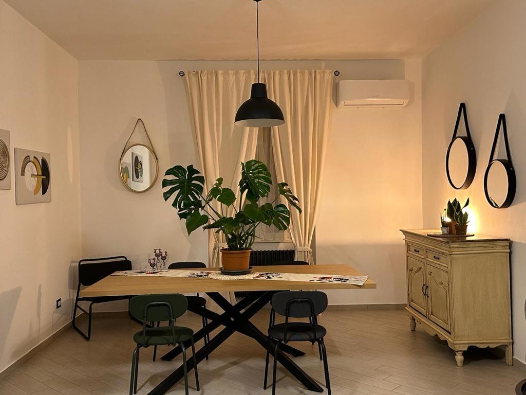 Borghetto的住宿－B&B Le Chicche di Lulu'，餐桌、椅子和盆栽