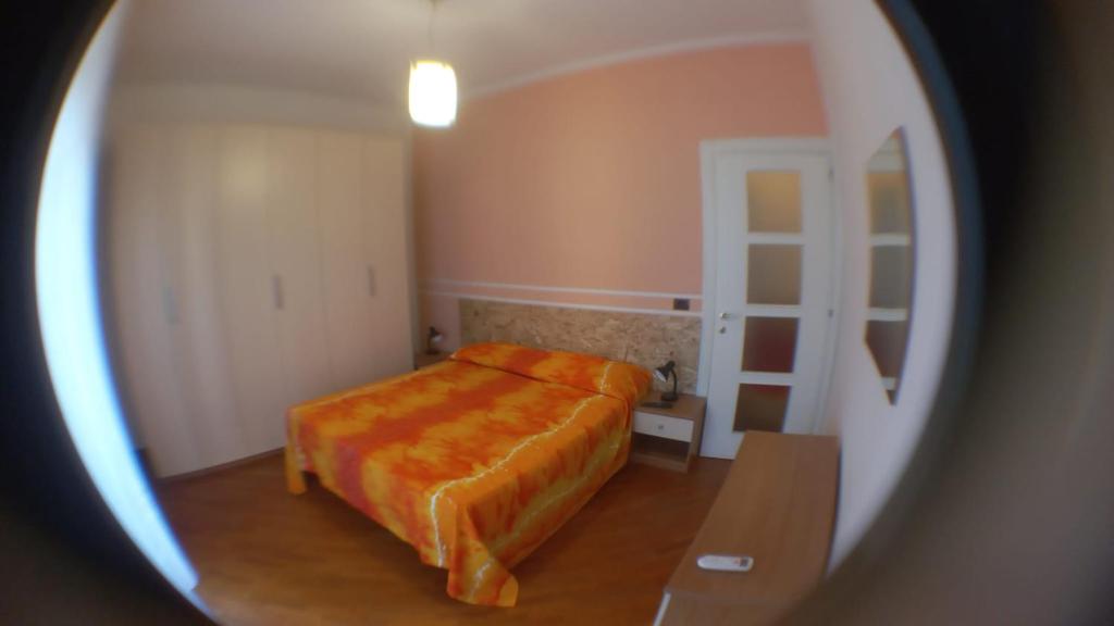 una camera con un letto e una coperta arancione di OASI CL a Bari