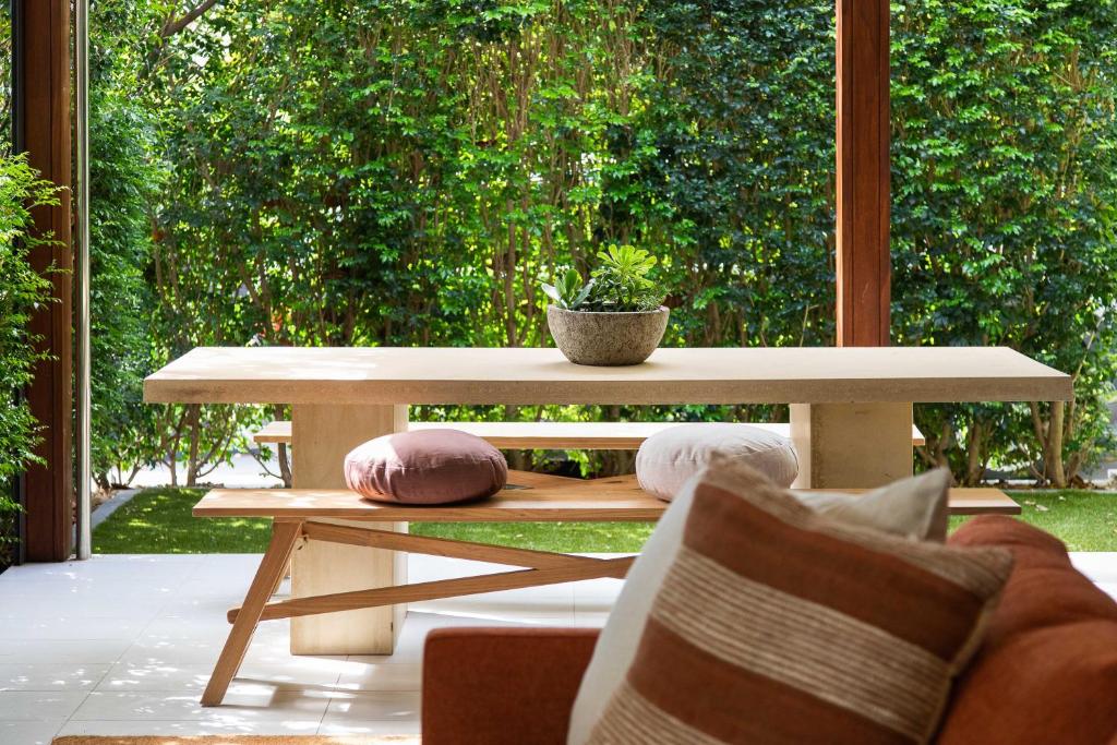 une table en bois avec une plante en pot assise sur une terrasse dans l'établissement Luxury Norwood Retreat, à Kensington and Norwood