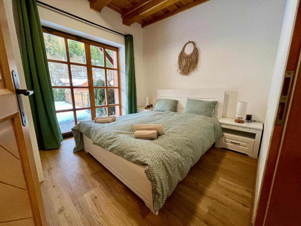 Un pat sau paturi într-o cameră la Apartmán 8, Jezerné