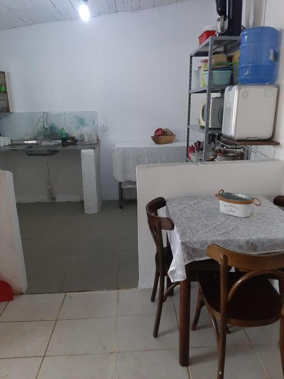 パラチにあるCasa Paratyのキッチン(テーブル、椅子2脚付)、