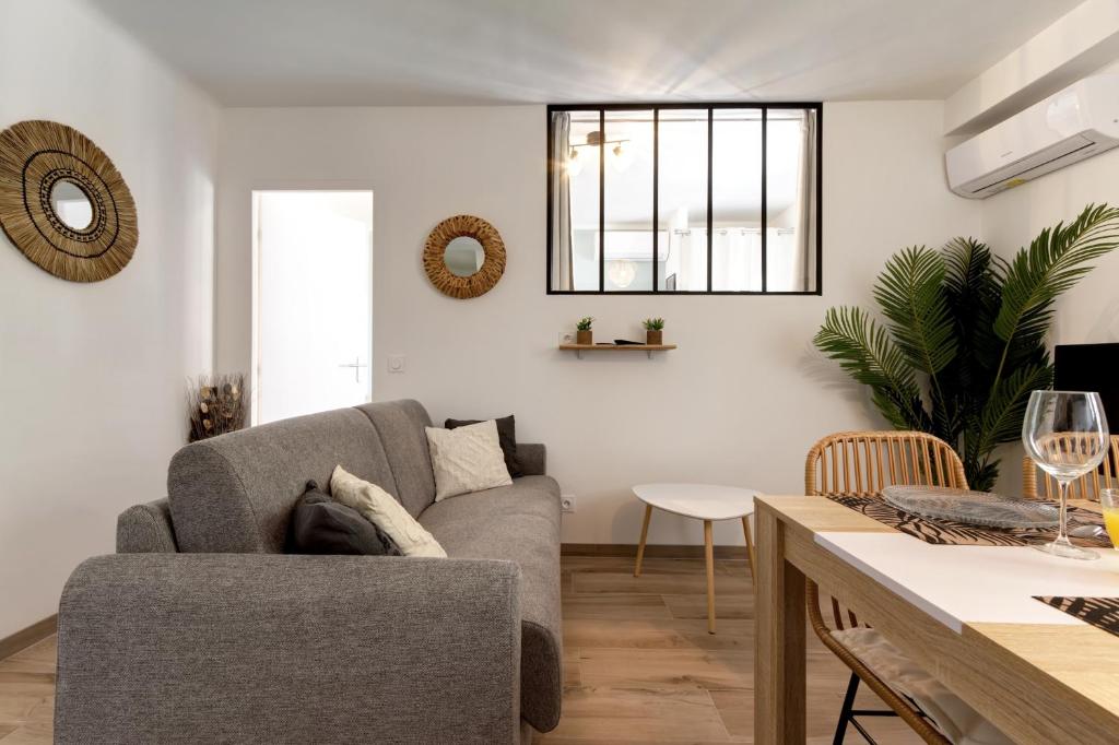 un salon avec un canapé et une table dans l'établissement 016- T2 Tropisme, Appart 1 chambre,Clim,Wifi,Parking, à Montpellier