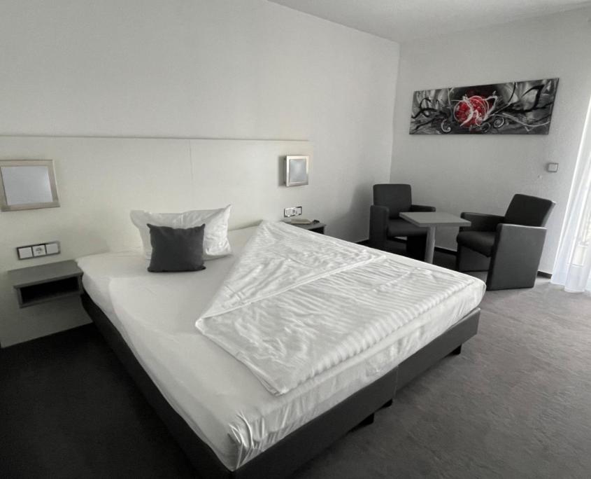 Postel nebo postele na pokoji v ubytování Weber Hotel Mannheim