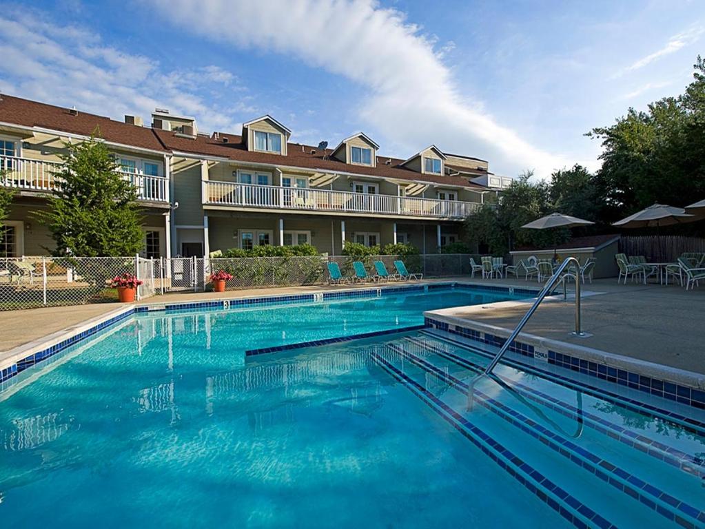 Bazén v ubytování Sag Harbor Inn nebo v jeho okolí