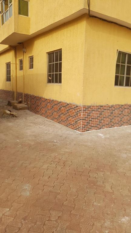 un parking vide à côté d'un bâtiment dans l'établissement Dave's abode, à Benin City