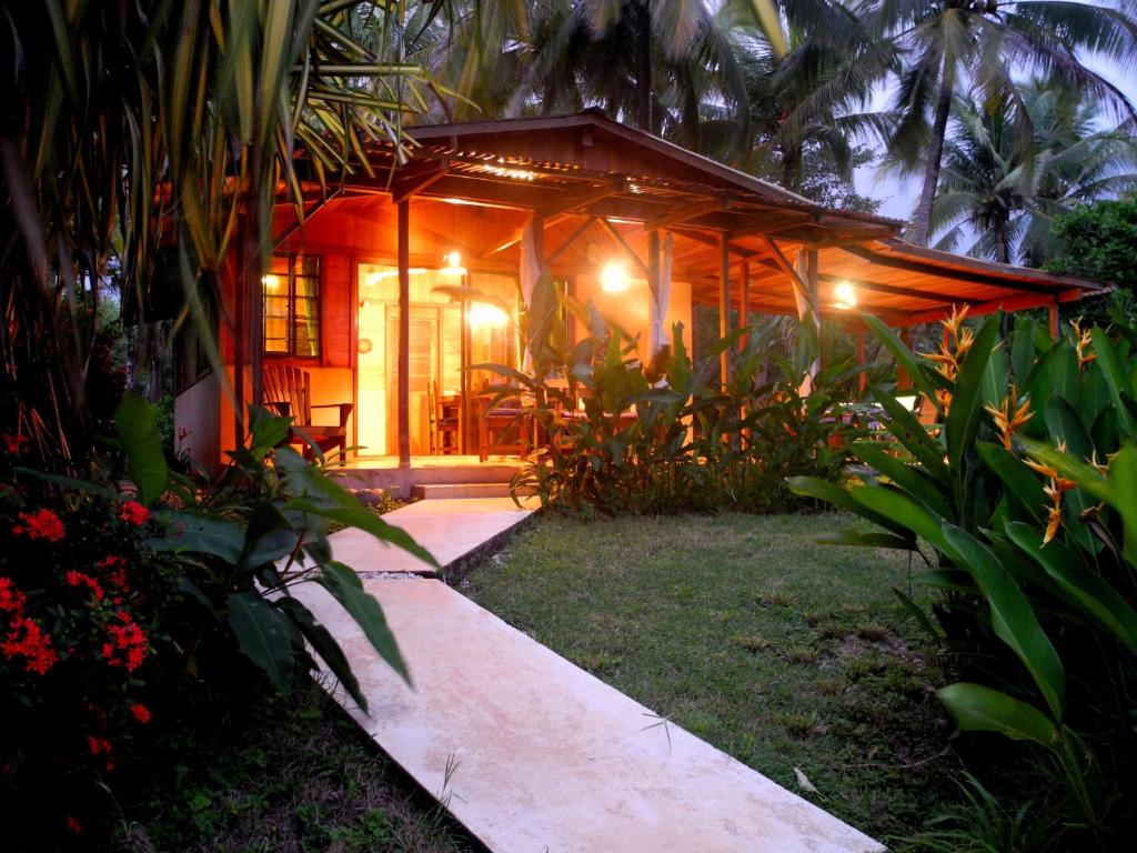 a small house with a pathway leading to it at Casas Pelicano in Playa Junquillal