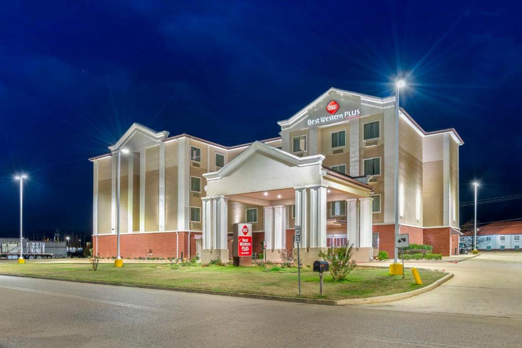 ein Hotel mit einem Schild auf der Vorderseite in der Unterkunft Best Western Plus Flowood Inn & Suites in Flowood