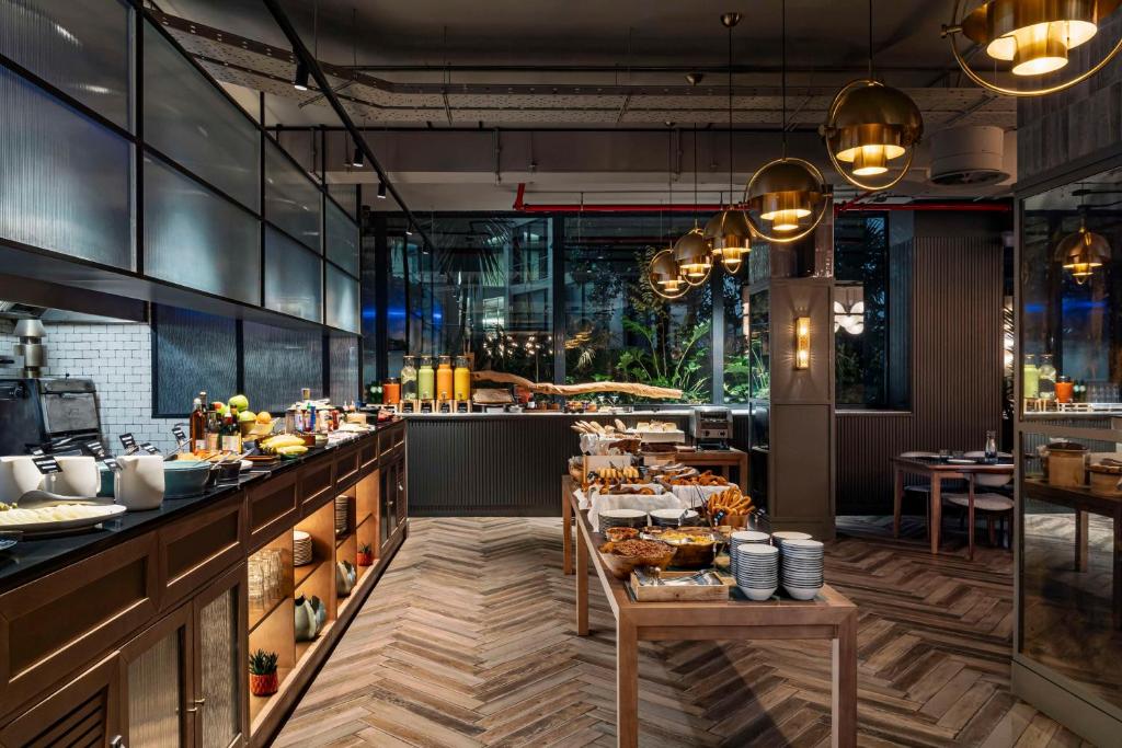 Radisson RED Madrid - Resim 15