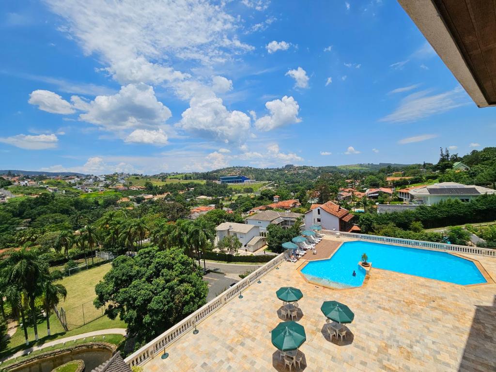 an overhead view of a swimming pool with umbrellas at Residenza Piemonte Flat in Serra Negra