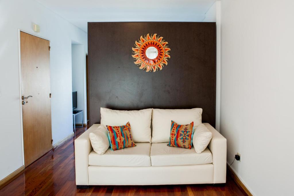 sala de estar con sofá blanco y 2 almohadas en Cabello trendy en Buenos Aires