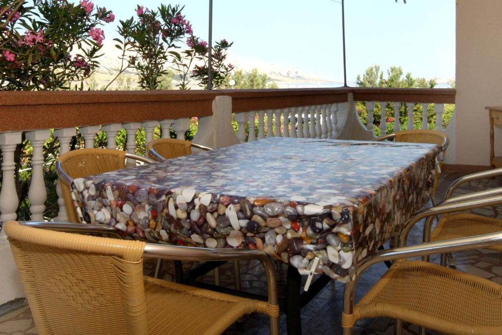 Balkon lub taras w obiekcie Apartments by the sea Pag - 529