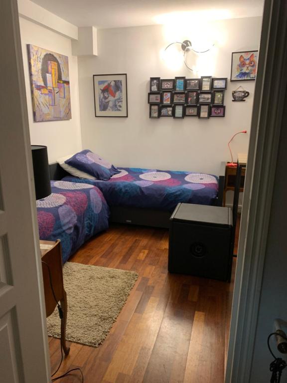 um quarto com duas camas e uma mesa em Résidence Le Septentrion em Parmain