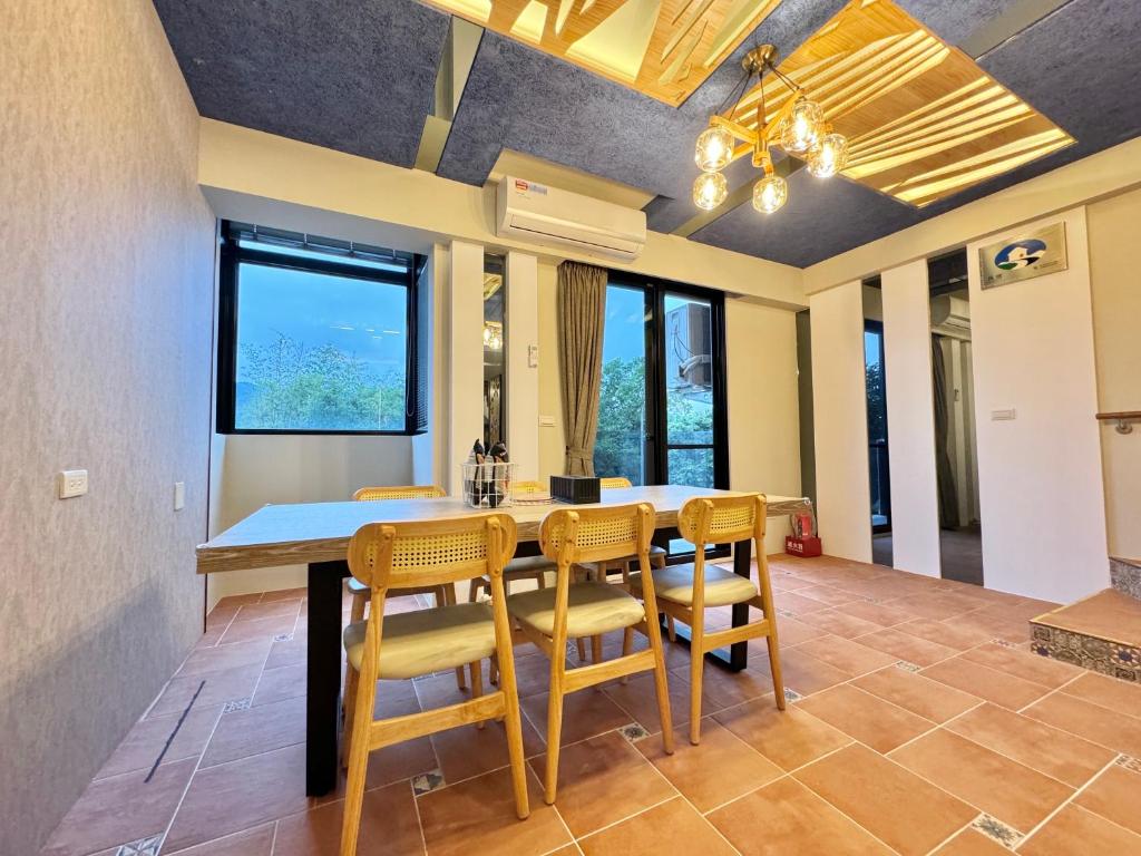 a dining room with a table and chairs at Annong Image Vacation Home in Sanxing