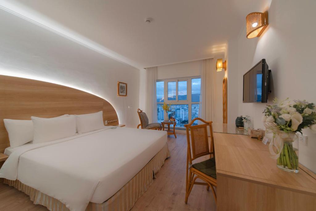 Cozy Room with City View